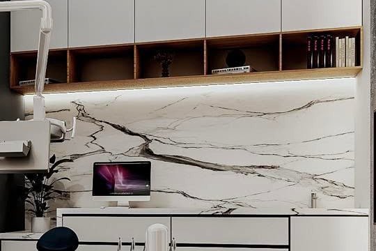 Marble splashback and white cabinetry in the Dentistry32 surgery